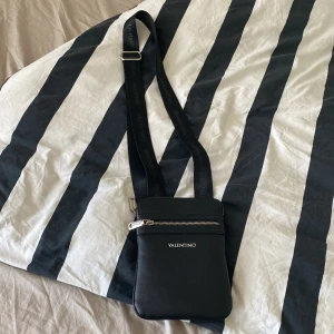 Valentino axelväska  - Mycket bra skick inget fel på den elel så det får plats mycket och så 