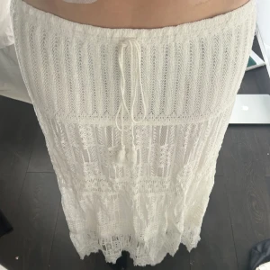 Virkad kjol - Lågmidjad virkad/spets kjol som tyvärr inte kommer tillanvändning då den är lite för kort för mig, är 1,78. 🌼 Minns inte märket och det står ingen storlek men skulle säga att den passar s/m✨