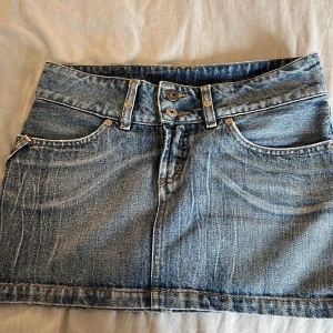 Jeans kjol  - Jätte snygg blå jeans kjol som jag säljer för att den är för liten på mig. Ge gärna pris förslag 