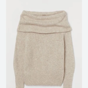 Stickad beige tröja <3 - Beige skön off shoulder stickad tröja. Liuftig och skön. 150kr-200kr (pris kan diskuteras <3