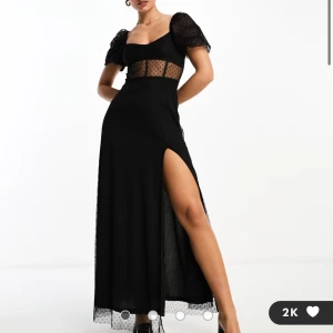 Svart långklänning med slits - Perfekt för bal eller festliga tillfällen. Nyckick, ordinarie pris 1070kr Finns i två storlekar