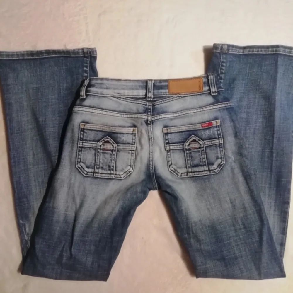 Coola Lågmidjade jeans med blekt effekt, från ONLY. Lite smutsiga och slitna där bak - tvättas innan jag postar. Pris kan diskuteras!!!! Innerbenslängd: 75cm Midja: 35cm. Jeans & Byxor.