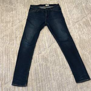 Jättefina jeans, helt nya. Mörkt blå. Modell Evolve. Stl w33/34