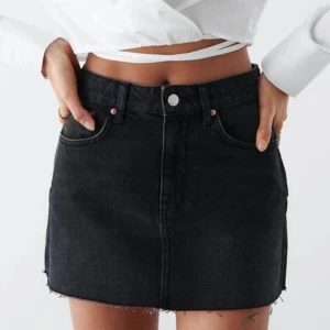 Svart jenskjol - Jättesnygg svart jeankjol från Gina tricot i st 32, säljer då den är för liten