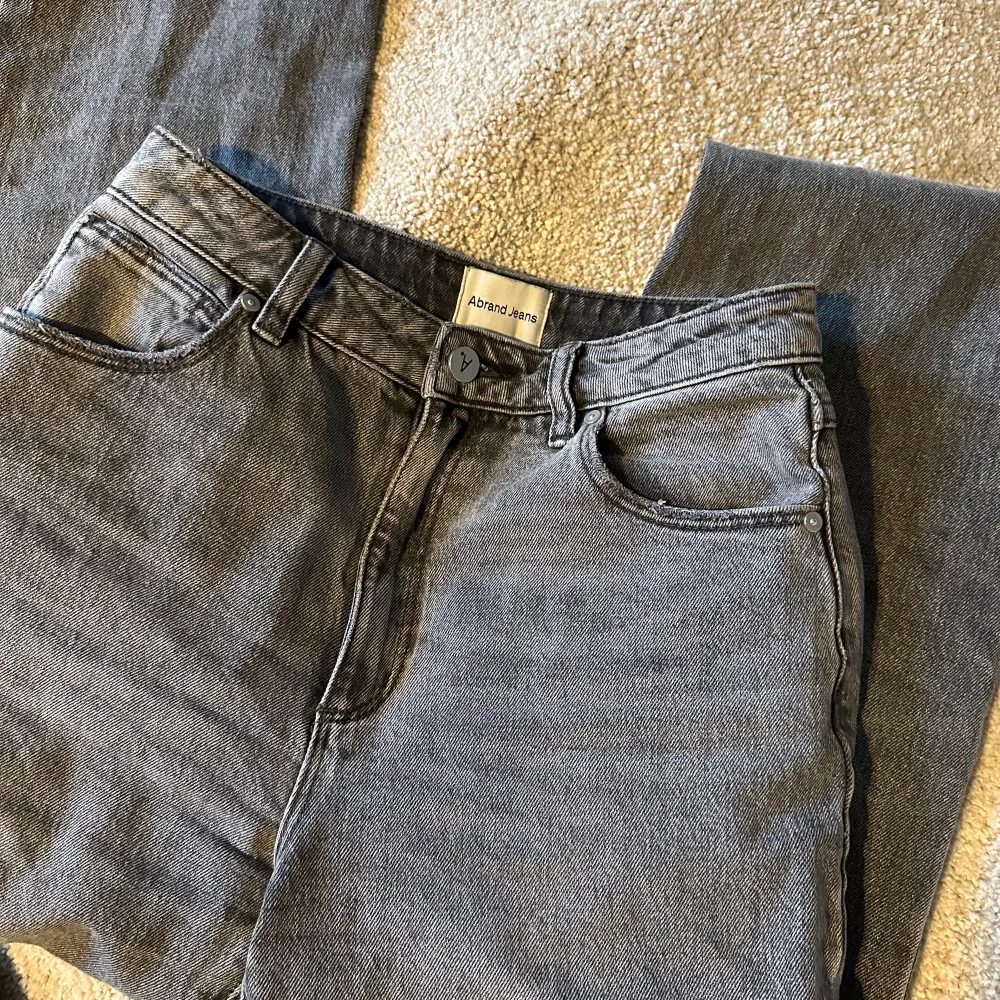 Abrand jeans i nyskick, knappt använda.  Köpta för 1000kr  Köparen står för frakten!. Jeans & Byxor.