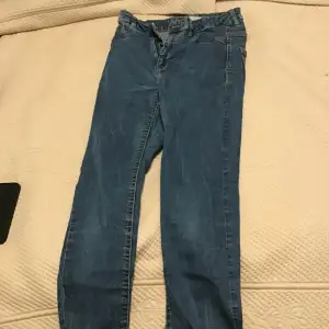 Blåa skinny jeans i bra skick och bra material 