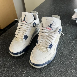 Jordan 4 midnight navy  - Skick:9/10 Strolek:42 Äkta Köpta på hypeboost 4,5/5 på trustpilot