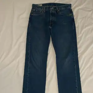 Snygga Levi’s 501 jeans, W30 L32. Mycket bra skick, endast använda ett par gånger. 
