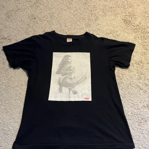 Supreme digi tee - Supreme digi tee Skick: 6/10, mycket crackings, men inga fläckar eller liknande Storlek: M, tts Limiterad upplaga från 2017  Hmu för frågor 