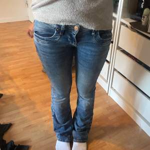 Jättefina jeans som tyvärr blivit för små för mig! Dem är 25 i midja och 30 i längd!