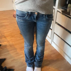 Ltb jeans valerie  - Jättefina jeans som tyvärr blivit för små för mig! Dem är 25 i midja och 30 i längd!