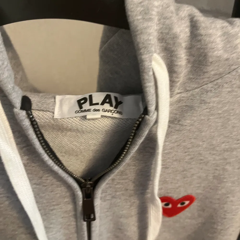 10/10 skick storlek L men passar M, hör av er vid funderingar . Hoodies.