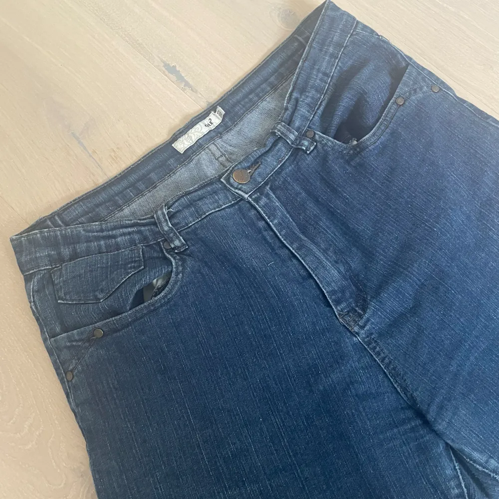 Snygga bakfickor på jeansen, super sköna! Står ingen storlek med de passar 42/44/46 ☀️🫶. Jeans & Byxor.