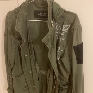 Replay jacka - Säljer min ascoola Replay jacka!! Kommer tyvärr inte till användning❤️Köpt för ca 2000kr. Liknar zadig jackan