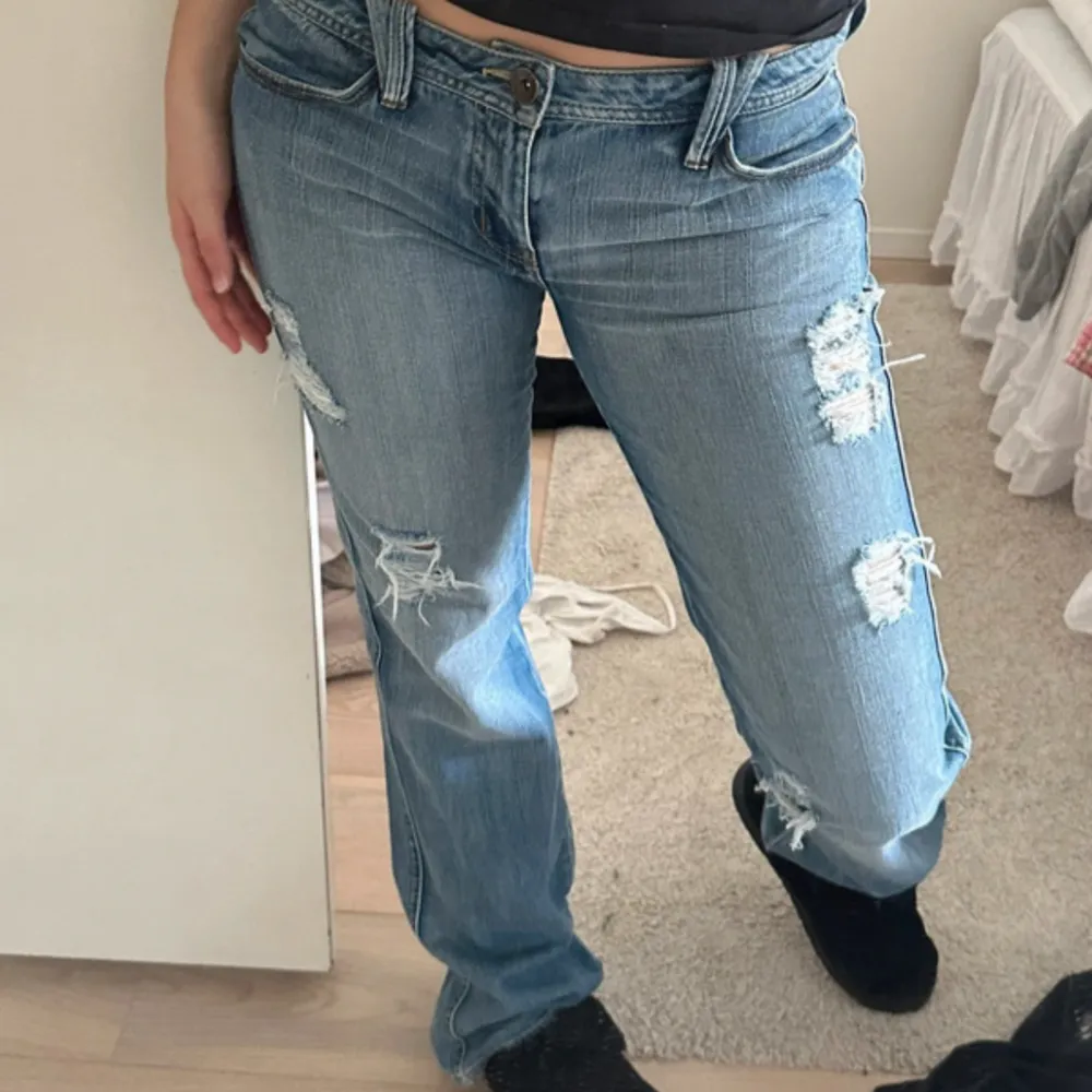 Jeans med hål i bra skick, säljer vidare då de inte passade💞 första bilden är lånad ifrån hon jag köpte de utav. De är i storlek 42 men sitter mindre än det😁. Jeans & Byxor.