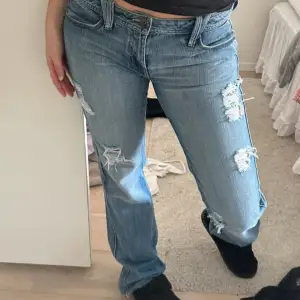 Jeans med hål i bra skick, säljer vidare då de inte passade💞 första bilden är lånad ifrån hon jag köpte de utav. De är i storlek 42 men sitter mindre än det😁