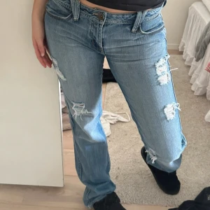 Jeans med hål  - Jeans med hål i bra skick, säljer vidare då de inte passade💞 första bilden är lånad ifrån hon jag köpte de utav. De är i storlek 42 men sitter mindre än det😁