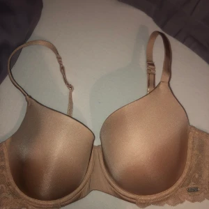 Hunkemöller bh  - Säljer min hunkemöller bh som är ej använd. Nyskick utan prislapp. Man kan justera och även göra bhån axelbandlös/ om man har tröjor som går som en halterneck ! 