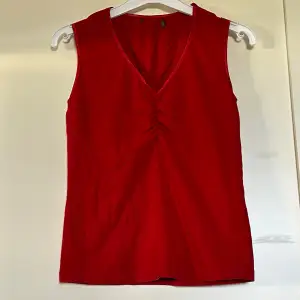Gulligt rött linne köpt secondhand. Jag använder det ej längre. Finns ingen lapp med storlek men den passar på mig dom har storlek S-M. Priset kan diskuteras :)