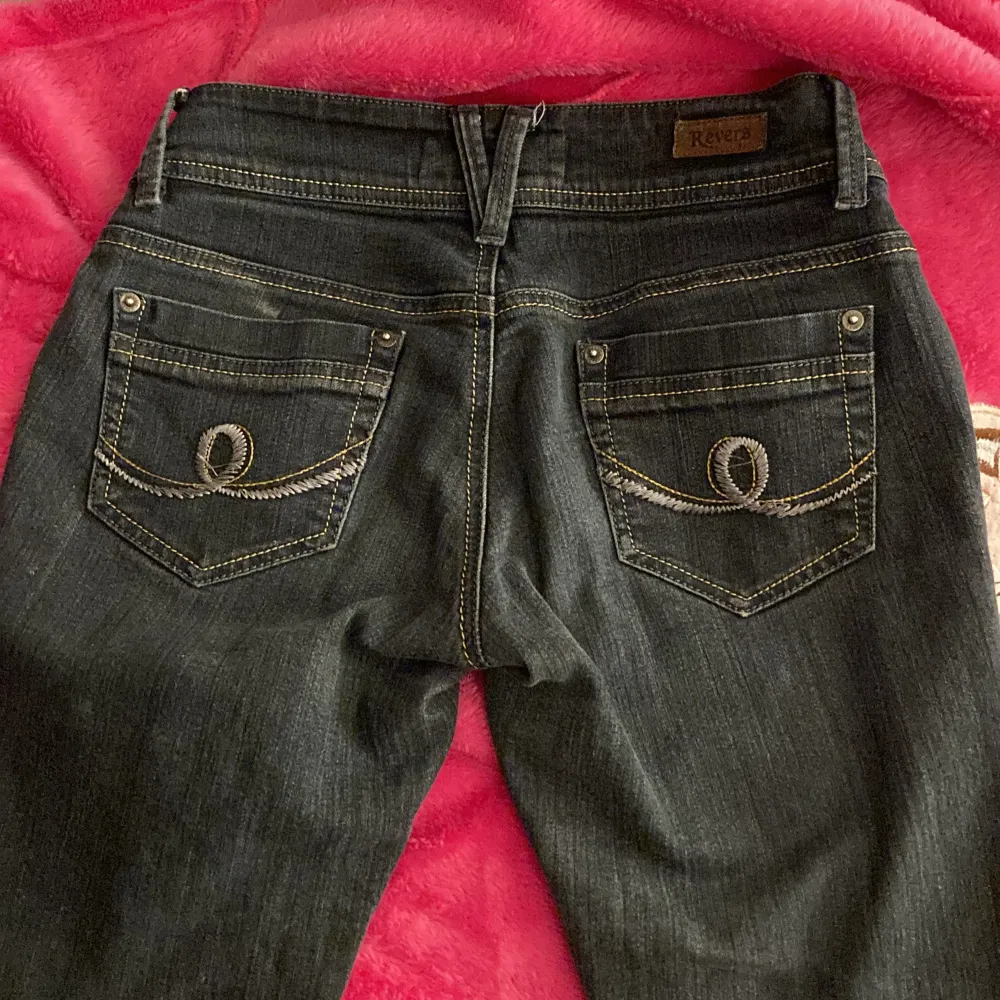 skit snygga revers jeans, har sytt om dom själv till bootcut. . Jeans & Byxor.