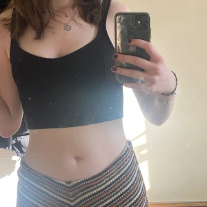 Svart linne  - Svart linne med korsettimitation. Väldigt skön. Använd men gott skick. 