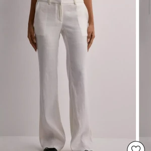 Linne byxor  vita - Helt nya linne byxor från Nelly i både vitt och beigt! 500kr nypris mitt pris 350 kr styck. Lappar sitter kvar på.  Dem vita e kvar kolla nästa annons☀️