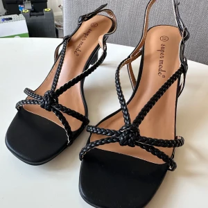 Raglady klackar - Säljer dessa superfina oanvända klackarna från raglady i storlek 38. Passar mig som har storlek 37! Superfina till ett par jeans eller en klänning! Säljer pga att jag har liknande🫶🏼 kartong osv finns kvar. Originalpris 499kr. SÄLJER LIKADANA I BEIGE