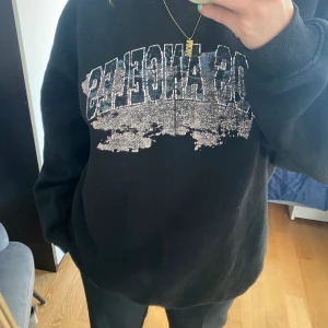 Vintage sweatshirt  - En svart vintage sweatshirt Daisy street i storlek L