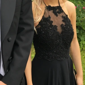 Balklänning  - Säljer nu min fantastiskt fina balklänning. Den är strl 32, passar mig som är xs. Har ett fint fall med slits. Lite uppsydd, passar längd 160! Hör av dig om du vill ha fler bilder🤩☺️ 