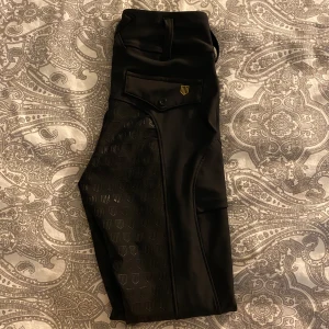 Maya Delorez  - ”Maya Delorez Zia Performance Breeches” använda 5-10 ggr och har inte tvättats många gånger. Helskodda och strl xs. Dom är som nya. Prisförslag!!💞 