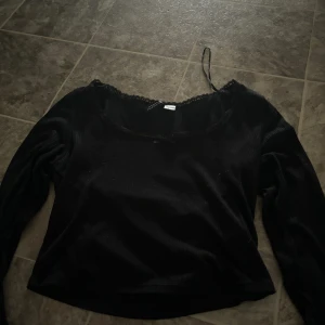 Svart tröja  - Svart tröja med rosett från h&m