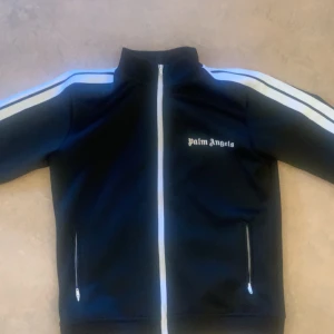 Palm angels - Säljer nu min fina palm angels för tycker den inte passar mig så bra, den är i bra skick.