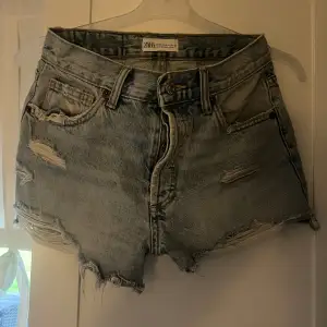 Säljer mina ass snygga jeans shorts från zara, jätte fina skick och perfekta inför sommaren💞💞 Pris 200+frakt