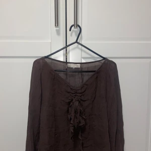  Vintage -  En fin vintertröja Som är fullt med detaljer på sig på armen. Storleken är smal men den funkar till dig som har medium också