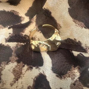 Ring  - Säljer min ring från Olympia ringa som är guldplätterat med äkta silver i grunden använd ca 2 ggr har inte tappat färg eller några skador 💕💕