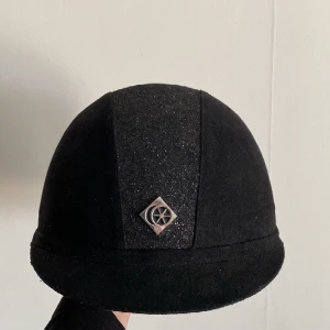 Ridhjälm Charles Owen - Säljer en svart Charles Owen stl 56. Endast använd på tävling, säljer den pga att den inte passar mitt huvud längre. Aldrig tappad eller avramlad i.