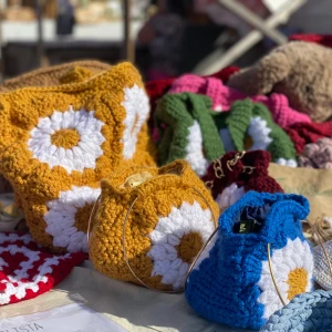 Handgjord väskor och gosedjur  - Jag gör handgjorda handväskor och gosedjur,  Handväska med blommor ”Petra” i olika färger och i strl S & L Axelrems Handväska ”Cosita” i olika färger & detaljer  Gosedjur i olika färger Pris beroende på produkt Se insta @tuvalisweden för att se mer 🥰