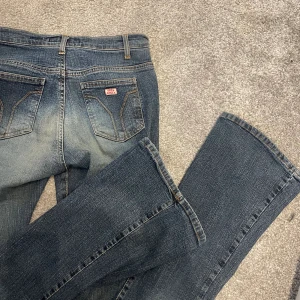 MISS SIXTY JEANS - Super snygga och bekväma jeans förmån miss sixty!! Dom är i toppenskick💕  Mått: Midja: rakt över-34cm, runtomkring-75cm  Innerbenslängden: 88cm Hela byxan: 110cm Grenen: 24cm 🫰🫰
