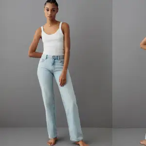 Säljer dessa snygga low waist straight jeans från Gina, använd endast ett fåtal gånger och är i väldigt fint skick💞 Hör gärna av er innan ni väljer köp via Plick!