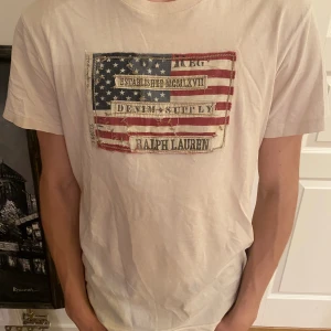 Ralph lauren T-shirt - Tjena! Säljer nu en riktig fräsch och snygg t shirt från Ralph lauren denim supply. Tishan är i färgen creme vit vilket passar riktigt bra till sommaren. Skick:8/10 Storlek:M mitt pris är 300kr Kan tänka mig att gå ner något i pris vid snabb affär🤝