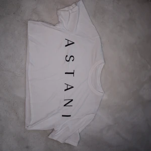 Croppad T-shirt  - Vit croppad T-shirt, oversized modell  Oanvänd  Strl: S