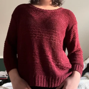 Stickad tröja från H&M - Stickad tröja i akryl och polyamid i ok skick. Strl M.