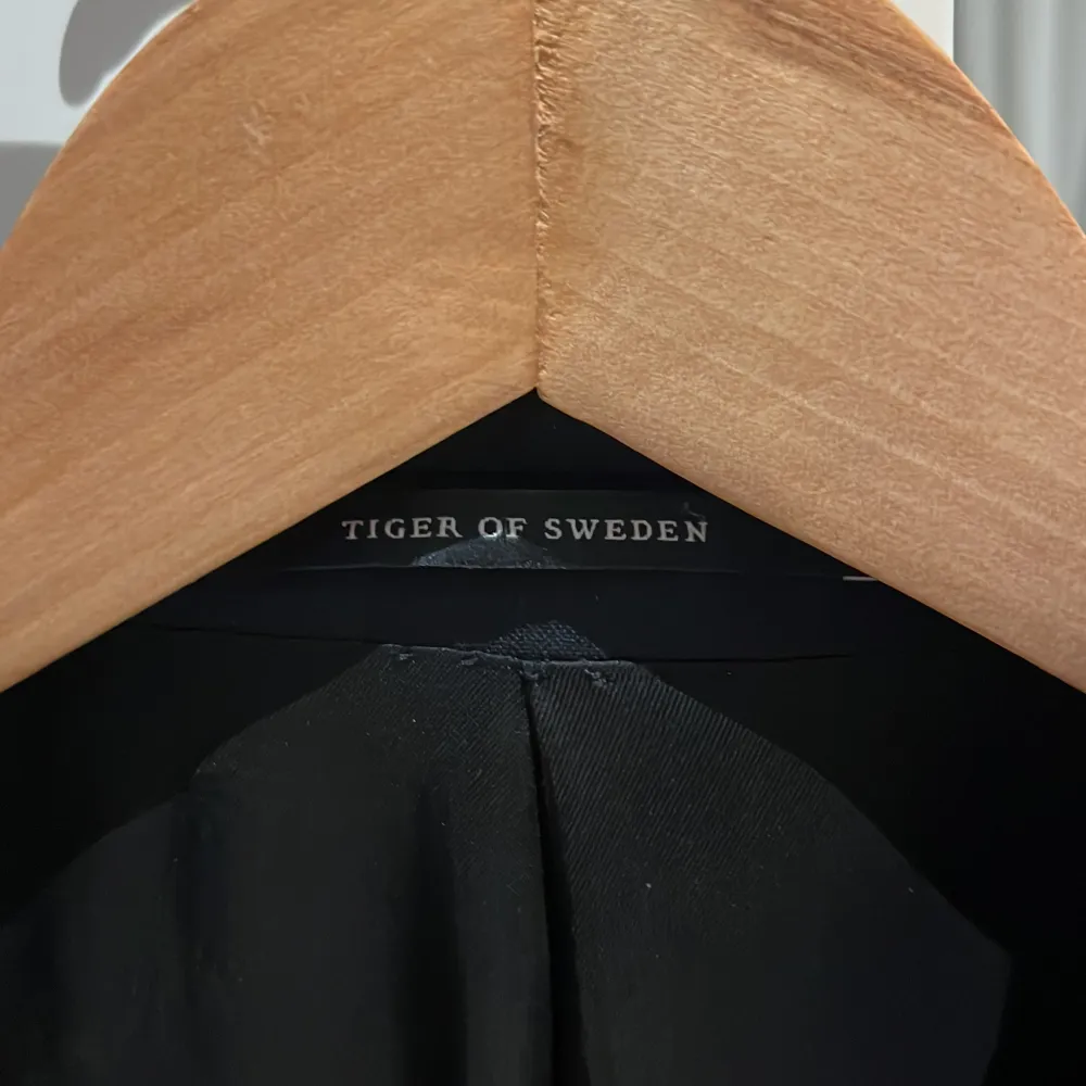 Säljer denna mörkblå kostym från Tiger of Sweden i strl 46. Den är knappt använd så är i väldigt fint skick. . Kostymer.