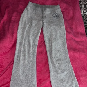 Vintage juicy - Gråa vintage juicy byxor i storlek xs❤️ Aldrig använda för de var för korta, köpta på Vinted. Finns en jätte liten prick som syns på sista bilden, skriv vid frågor eller om måtten💞