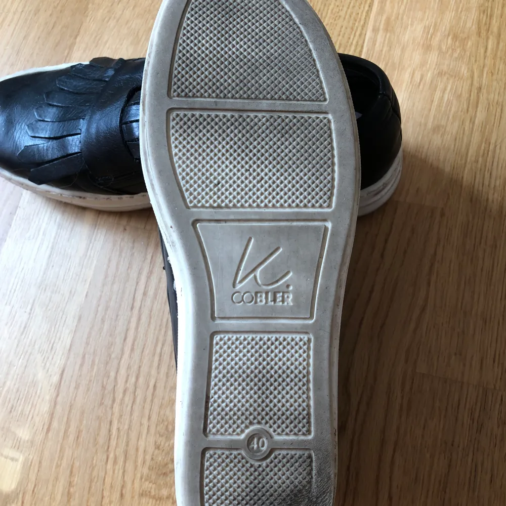 Svarta jättesnygga K.Cobler skor. Hyfsat skick, på undersidan syns de att dom varit använda men ger man skorna en liten tvätt eller bara torkar av dom på ovansidan ser dom nästan oanvända ut. Storlek 40, säljer eftersom de inte kommer till användning. Skor.