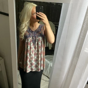 Odd Molly linne - Jätte fint linne i ett skönt matrial som är perfekt till sommaren. Linnet är från Odd Molly och är i gott skick💗😍