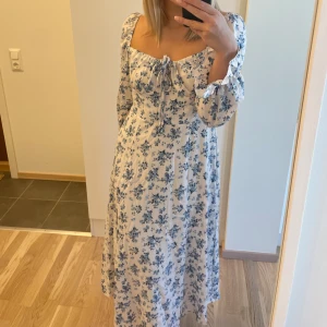 Söt långklänning  - Aldrig använd, för stor så sitter inte jättebra eller formande på mig 🫠 Är som en L i storlek. minns ej vart köpt men skulle tippa på gina/bikbok/shein🥰(klipper alltid av lappar) 