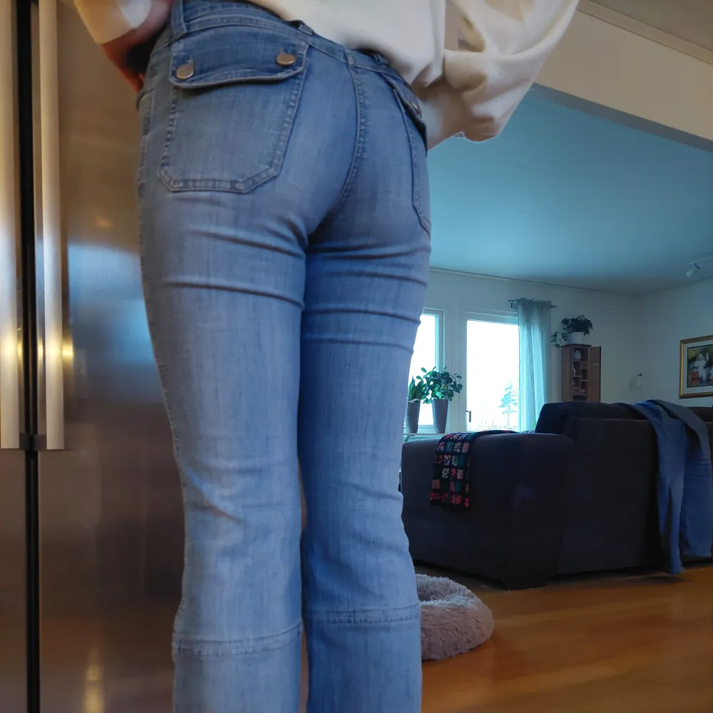 Lågmidjade utsvängda vintage jeans, inga defekter. Pris kan diskuteras vis snabb affär!💕. Jeans & Byxor.