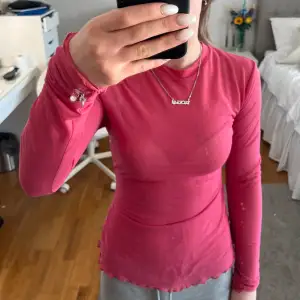 Säljer denna mer genomskinlig rosa tröjan från weekday 