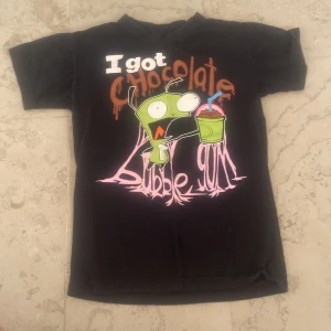 invader zim tröja - invader zim t-shirt med gir tryck på! jättefint skick, köpt second hand men säljer då jag inte sett serien. 100% bomull väldigt scene kid emo yaaaa XD pris går såklart att diskutera <3
